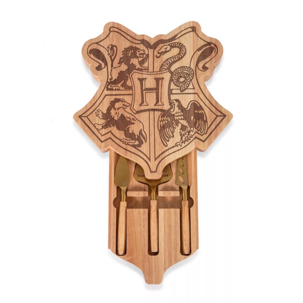 Toscana Harry Potter Hogwarts Crest charcuterie board w/ 3 stainless steel tools